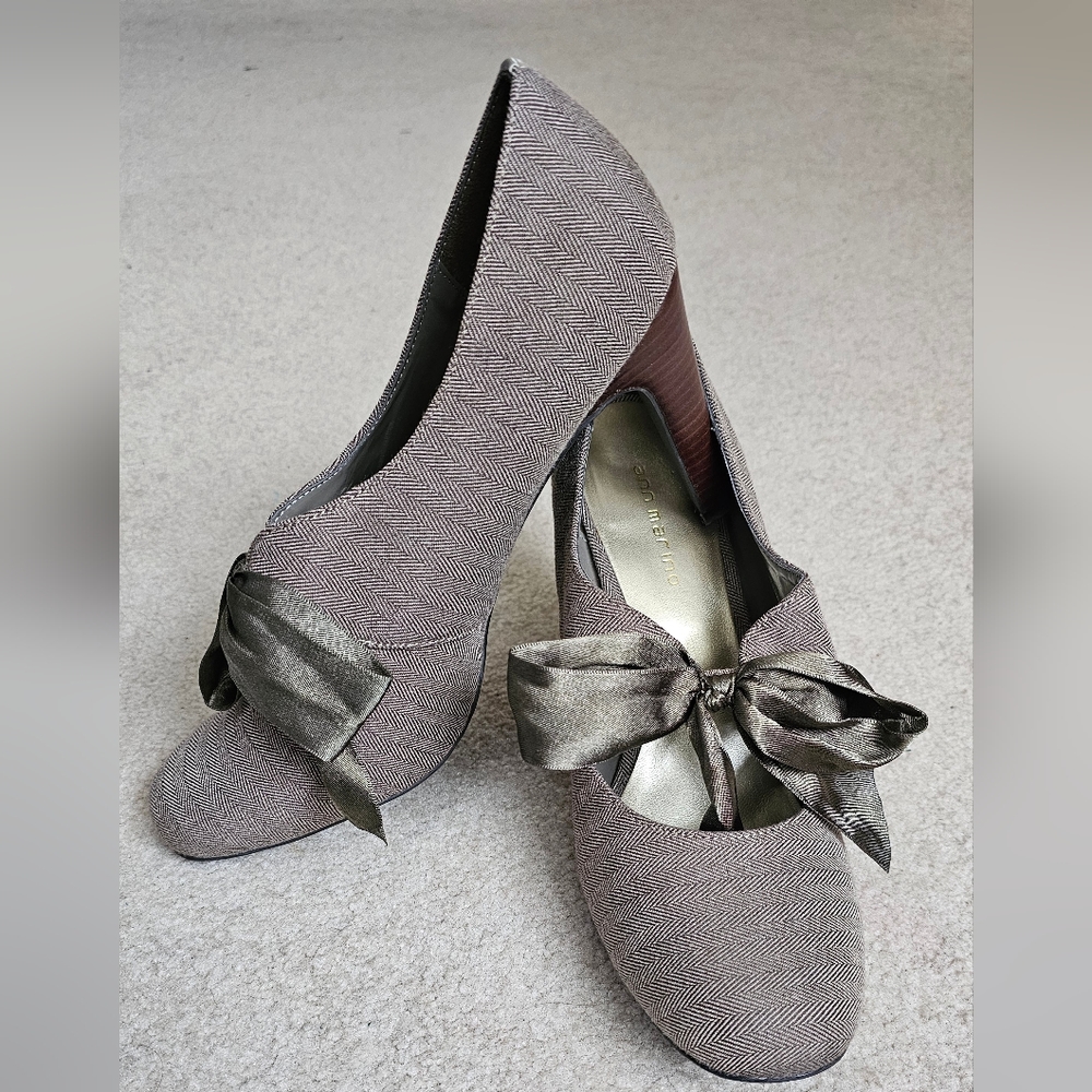 Prom Shoes, New Heels with bow, taupe fabric, size 11, excellent condition